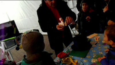 le magicien de noël et ses tours de magie qui font rire et rêver petits et grands