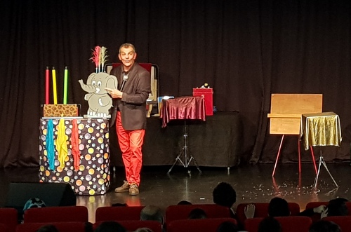 Spectacle de magie pour les enfants et leurs parents au petit théâtre Sochon