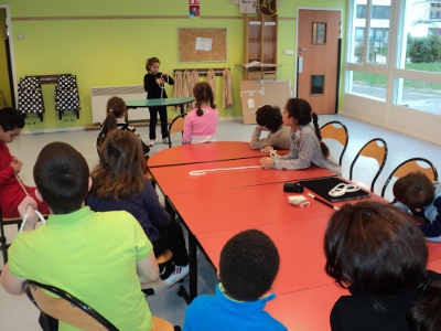 Les enfants du centre de loisirs, à Argenteuil, dans le 95, montrent des tours de magie