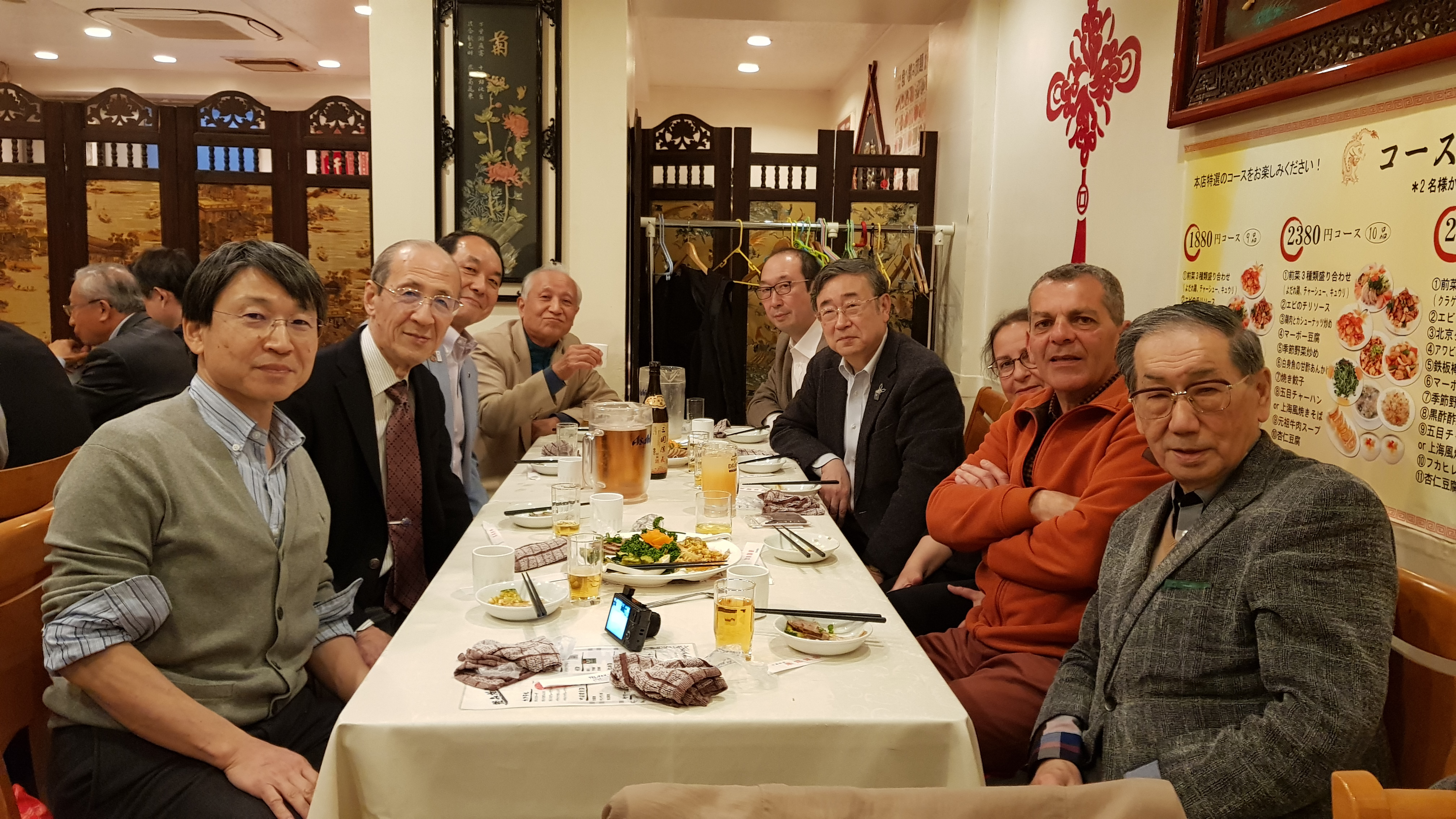 Après la magie nous nous sommes retrouvés tous ensemble atablés dans un restaurant chinois. Deux heures de repas et de boissons qui délient les langues. L'occasion aussi d'échanger avec ses voisins