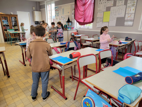 les élèves de la classe de CP font de la magie