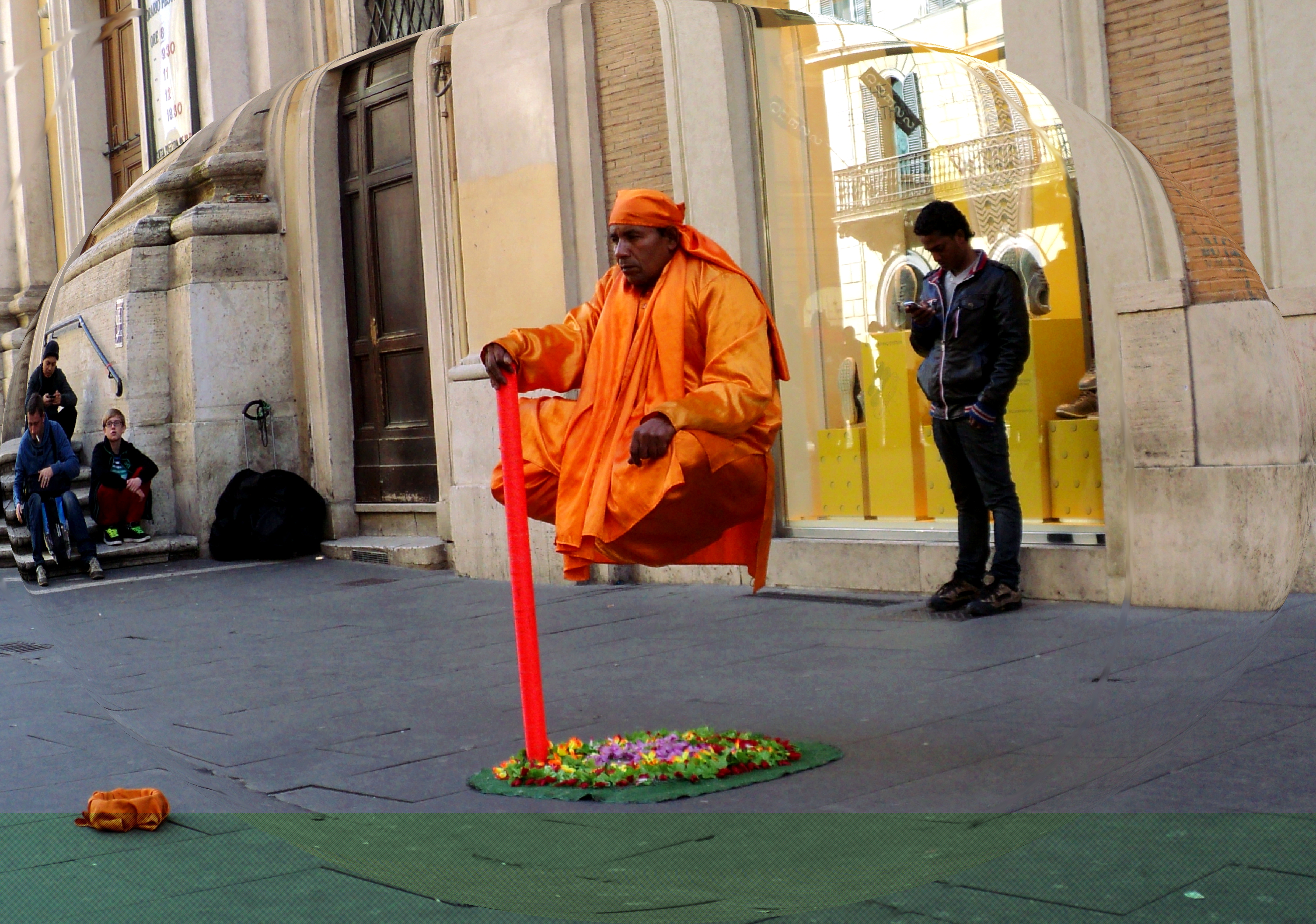 Plus fort que david copperfield, ce fakir est en suspension dans une rue romaine.