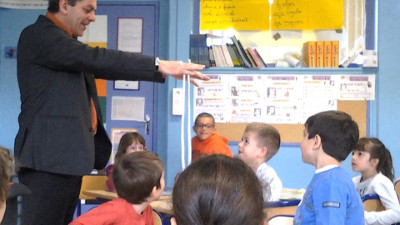 Tour de magie expliqué aux enfants d'une classe