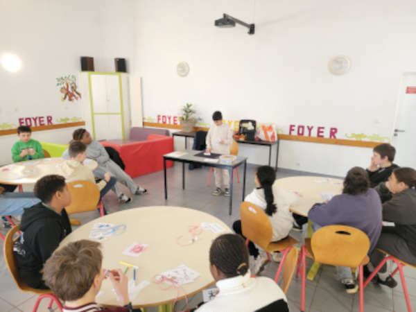 L'un des ados présente son tour de magie