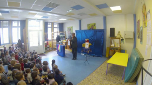 Dans son spectacle de magicien l'histoire du lapin blanc du clown pouet-pouet est extraordinaire pour les petits de 3-5 ans