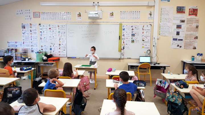 Un élève montre à ses camarades de classe son tour de magie