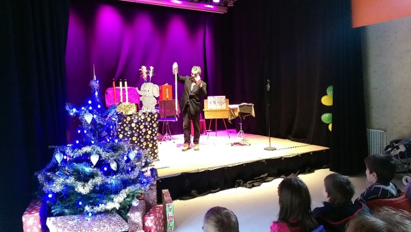 photo de spectacles du magicien Jean-Luc Melkior arbres de noël des enfants