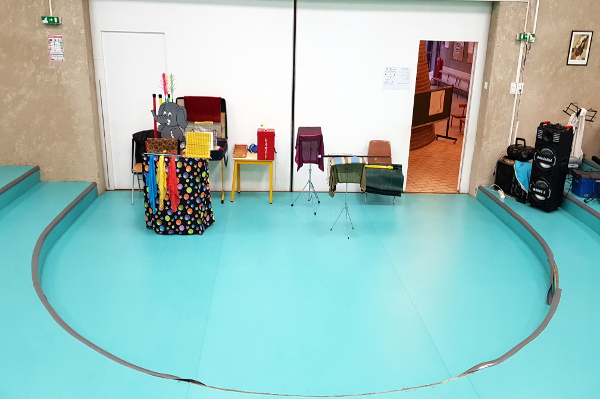 Jean-Luc Melkior installe son spectacle de magie pour noël dans une école maternelle de villepinte 
