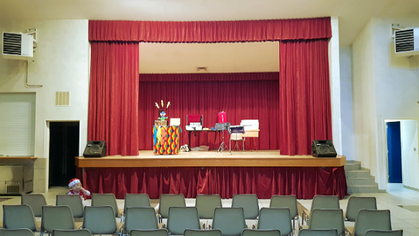 Jean-Luc Melkior installe son spectacle de magie pour le noël des enfants d'une association de rocroi dans les ardennes