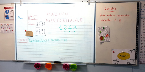 Au tableau le magicien Melkior écrit les secrets pour faire un tour de magie