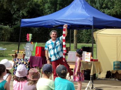 numéro de magie à la fête de village de saint aubin de luyre