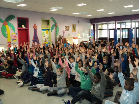 les enfants de l'école élémentaire participent fortement au spectacle de magie