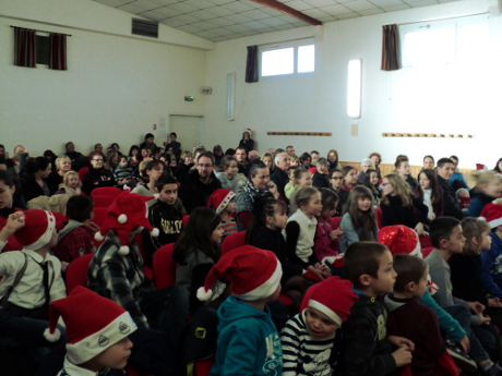 Beaucoup de bonnets rouges dans la salle en attendant la venue du père noël à Maché