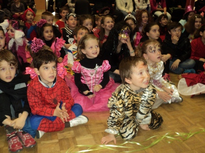 les enfants participent et adorent le spectacle de magie