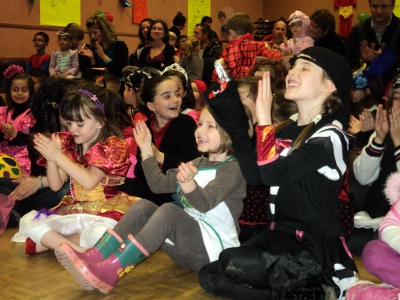 un spectacle de magicien qui captive les enfants de carnaval