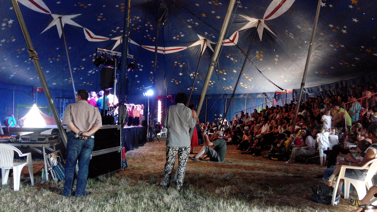 spectacle, fête de l'école maternelle de vayres, dans le chapiteau, en gironde