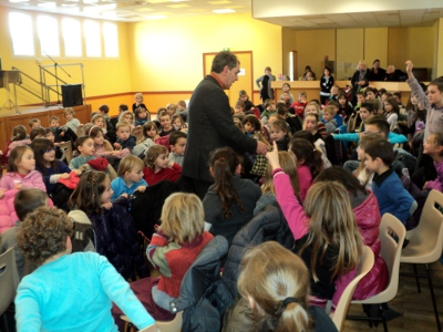 Le magicien des enfants se produit dans la salle des fêtes de Rouillé pour le spectacle du Noël des enfants