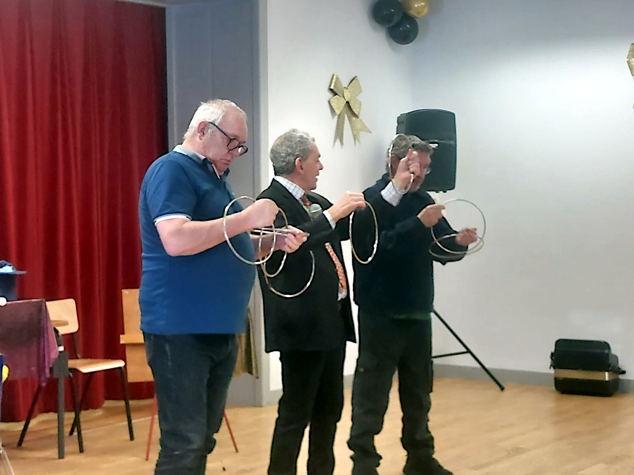 Jean-Luc le magicien fait son show dans son numéro des anneaux chinois