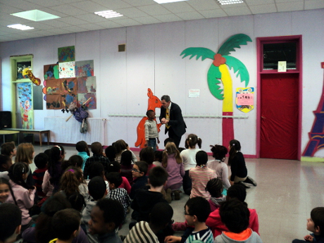 les enfants de l'école élémentaire de Thiais participent au spectacle de magicien
